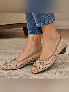 NWT Spring Step Peep Toe Pumps EU 39 US 8.5 Beige Perf Bow Comfort 1.75" Heel